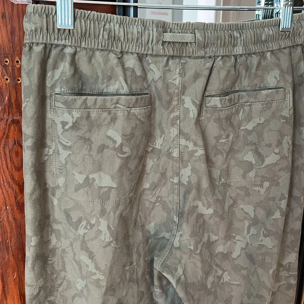 ATHLETA Farallon Jogger, Printed Laurel Olive size 6